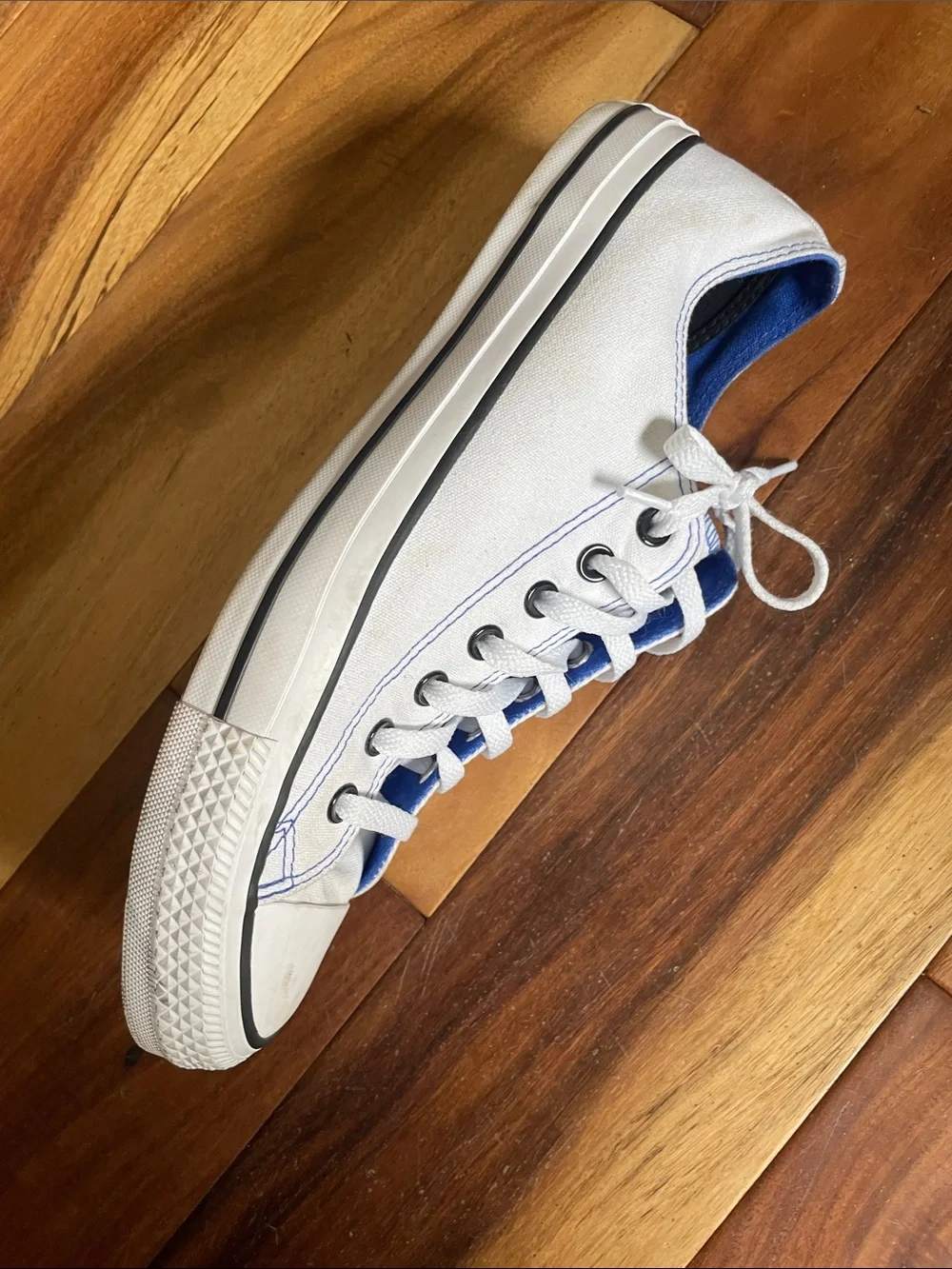 Converse Unisex White Sneakers. Good Condition. Men's Size 11. Women's Size 13. - Picture 6 of 11